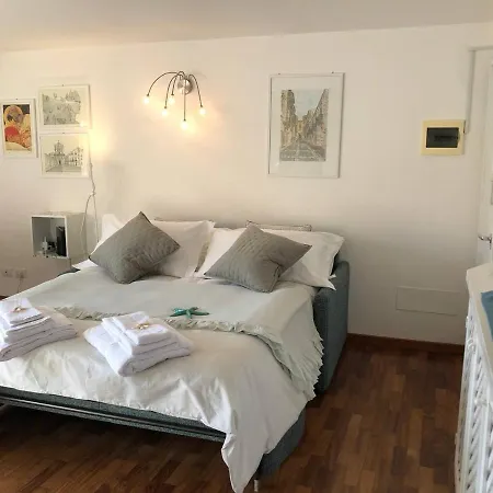 Casa Piazza Santa Lucia Apartment *